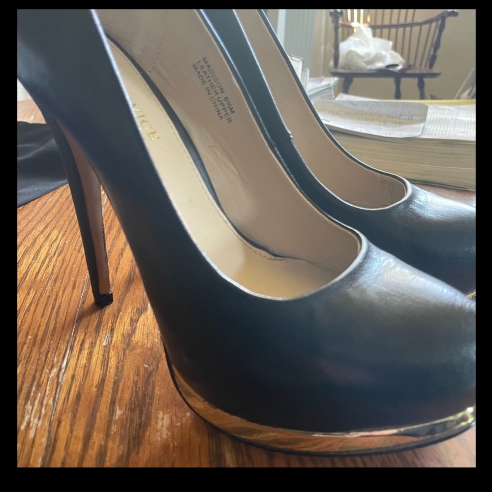Modern vice Madison black leather 4 in herks size 6 1/2 worn once! Stunning 🤩